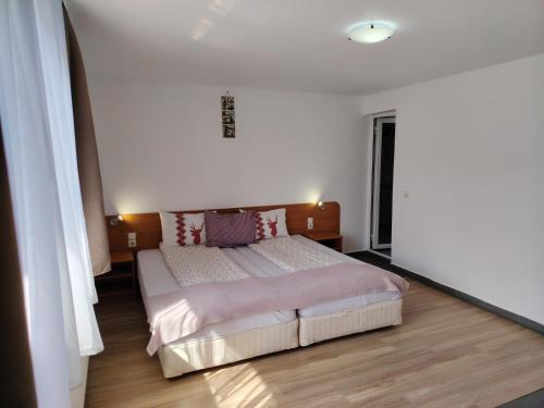 Twin Room with Balcony image 9