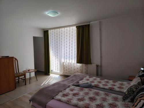 Twin Room with Balcony image 3