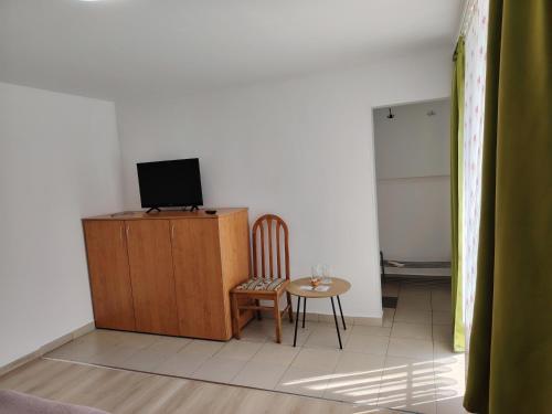 Twin Room with Balcony image 2