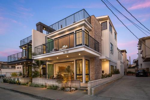 Beach Paradise - Stunning 3-Story in Long Beach