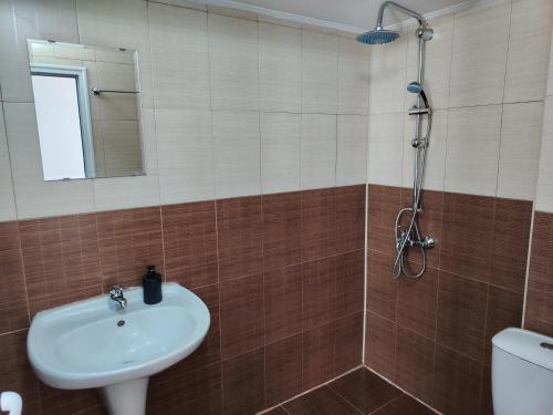 Twin Room with Balcony image 5