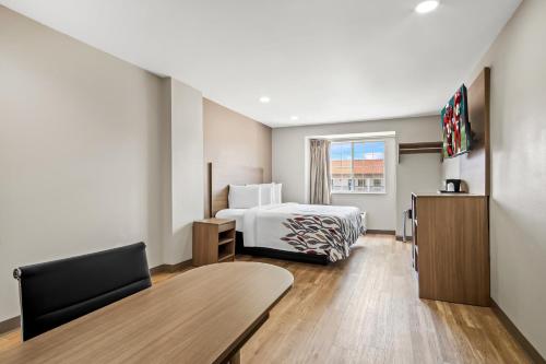 Red Roof Inn & Suites Euless - DFW Airport Southwest in Euless