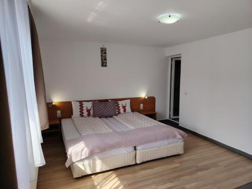 Twin Room with Balcony image 4