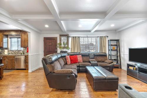 Fully Updated 3 BDR Seaside Home Minutes to Beach