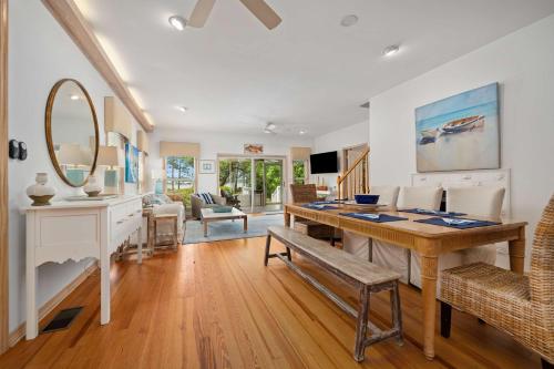 Secluded Waterfront Retreat for 23 - Dock Pets OK