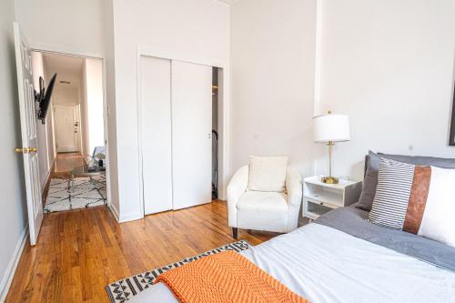 Chic 2BD Upper East Side Retreat - image 4