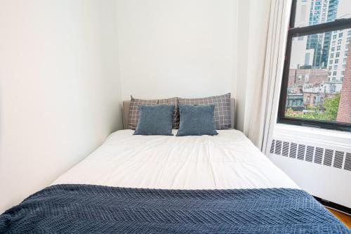 Chic 2BD Upper East Side Retreat - image 9