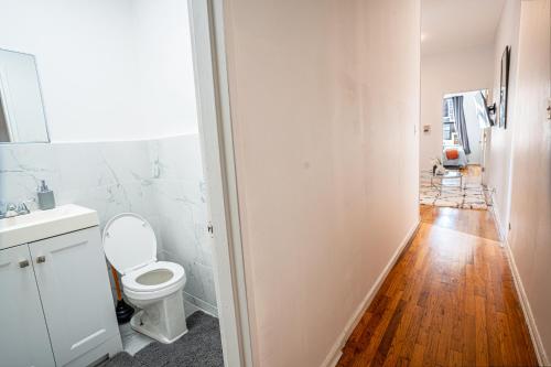 Chic 2BD Upper East Side Retreat - image 3