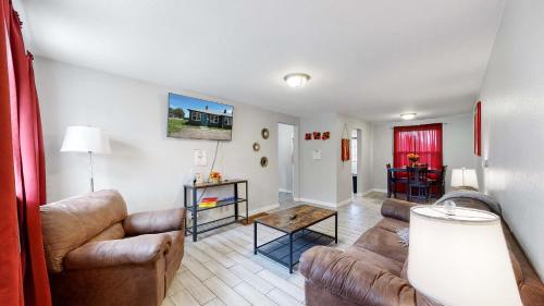 Cozy King Bed Hideaway Near Top Concerts & Sports