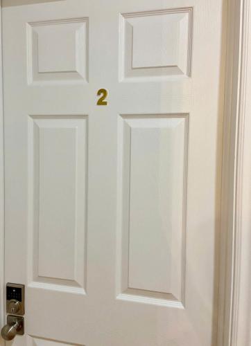 Sunny House - Main Floor, Free parking, in Toronto Room Type - Double Room with Shared Bathroom