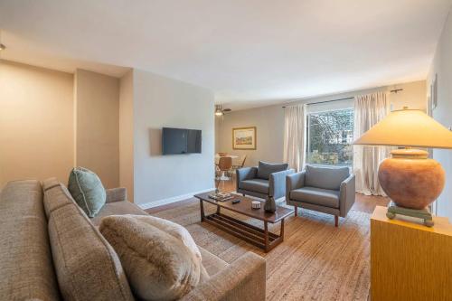 Mid-Century Modern Elegance in Hollywood w Parking, Los Angeles