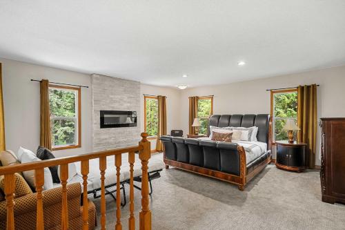Freele Escape Secluded Nature Haven Sleeps 17 in Bragg Creek (AB)