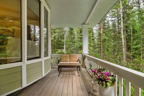 Freele Escape Secluded Nature Haven Sleeps 17 in Bragg Creek (AB)