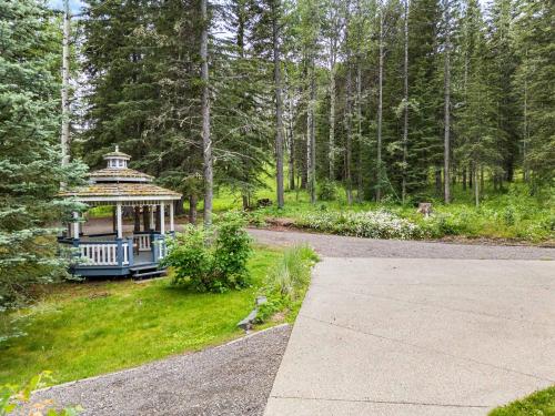 Freele Escape Secluded Nature Haven Sleeps 17 in Bragg Creek (AB)