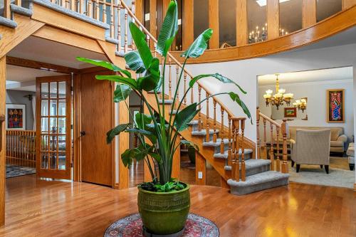 Freele Escape Secluded Nature Haven Sleeps 17 in Bragg Creek (AB)