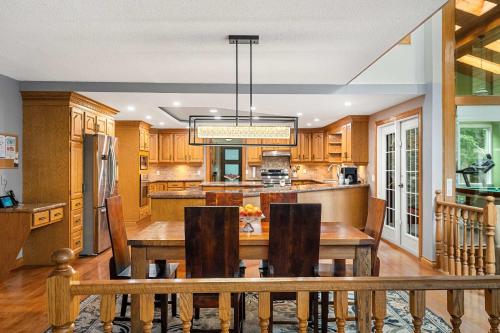 Freele Escape Secluded Nature Haven Sleeps 17 in Bragg Creek (AB)