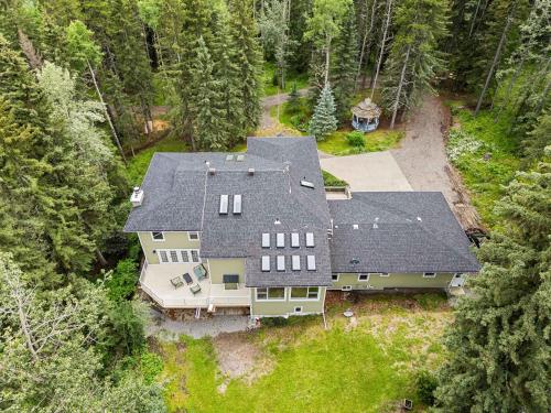 Freele Escape Secluded Nature Haven Sleeps 17 in Bragg Creek (AB)