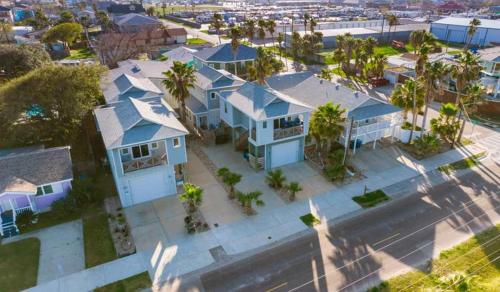 Comfy 3bdr - Right in Town Sleeps 10