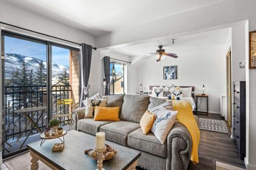Cozy PC Condo - Top Floor Studio
