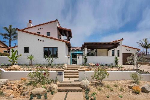 Casa de Lujo - Spanish Seaside Retreat – khách sạn tại West Mesa