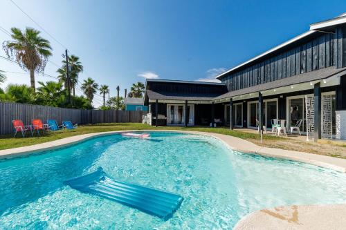 Stylish 3 bedroom - Pool Pets Sleeps 10