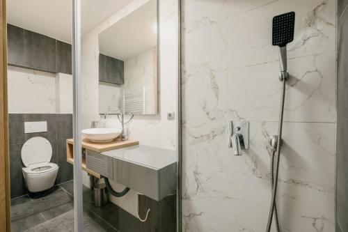 One-Bedroom Apartment image 7
