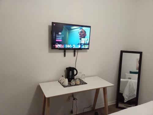 The Host in 皮勒斯