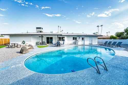 3BR Sleeps 8 Pool Putting Green BQQ Large Island