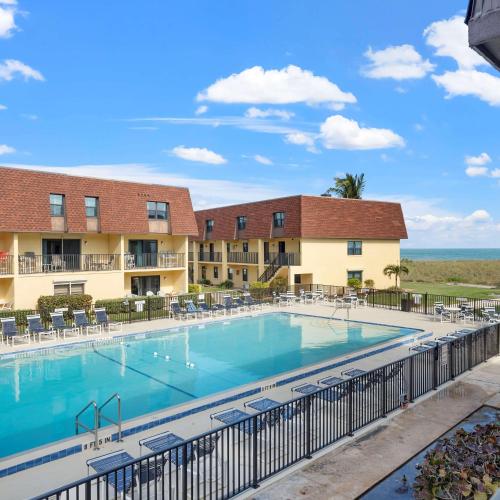 2BR Sleeps 6 Pool BBQ Steps to Beach Pier Downtown
