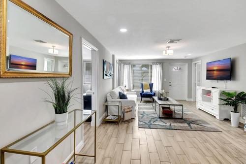 Fully Updated Home Sleeps 8 - 5 Min to the Beach