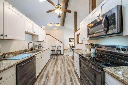 Glacier Vista Golf Getaway in เวสต์ กลาเซียร์(MT)