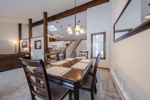 Glacier Vista Golf Getaway in เวสต์ กลาเซียร์(MT)