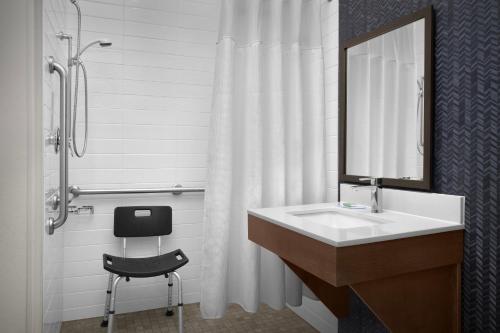 Fairfield Inn & Suites by Marriott Rogers - image 14