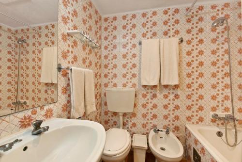 Cheerfulway Minichoro Apartamentos Ideally located in the Montechoro area, Cheerfulway Minichoro Apartamentos promises a relaxing and wonderful visit. Featuring a satisfying list of amenities, guests will find their stay at the propert