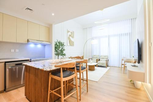 GV Holiday Homes DXB - Cozy 2BR Apartment in Town Square Dubai, Дубай