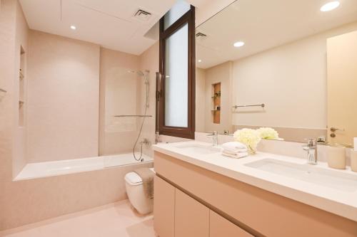 GV Holiday Homes DXB - Cozy 2BR Apartment in Town Square Dubai, Dubai (photo 9)