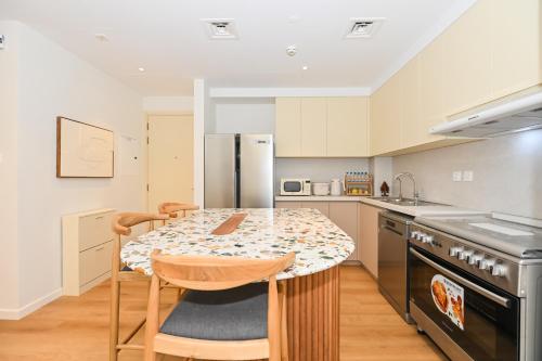 GV Holiday Homes DXB - Cozy 2BR Apartment in Town Square Dubai, Dubai (photo 5)
