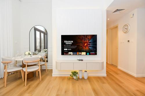 GV Holiday Homes DXB - Cozy 2BR Apartment in Town Square Dubai, Dubai (photo 4)