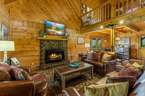 Cabin w Hot Tub Theater & Games – khách sạn tại Ngoại ô Pigeon Forge