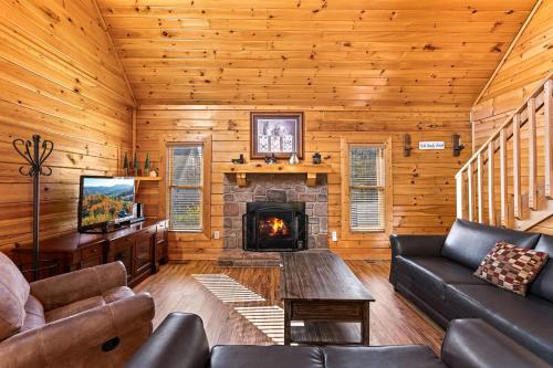 Spacious Cabin Stay for 9 with Hot Tub Close to Town