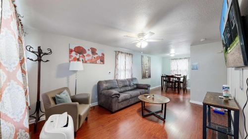 Convenient One bedroom with king bed near DIA