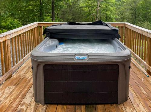 Modern Yurt w Amazing Views Hot Tub WiFi Grill in Wardensville, USA