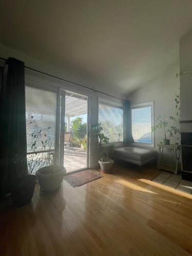 Waterfront Oasis in Pittsburg (CA)