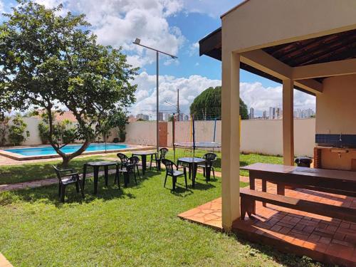 Suites Quartos Lindos Sobrado com Piscina no Centro in แคมโป แกรนด์