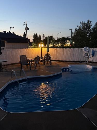 Hôtel Auberge St-Félicien (Hotel Auberge St-Felicien) in เซนต์ เฟลิเชี่ยน