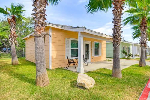 Fish and Swim On-Site Resort Retreat in Rockport! in ฟูลตัน