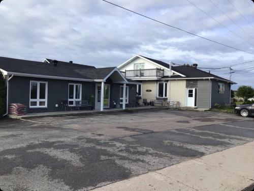 Hôtel Auberge St-Félicien (Hotel Auberge St-Felicien) in เซนต์ เฟลิเชี่ยน