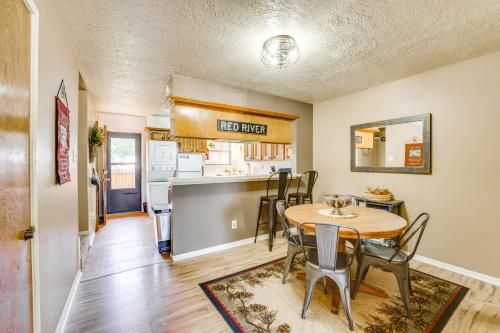 Hike, Bike & Ski: Red River Condo w/ Spa Access, Red River (fotografie 2)
