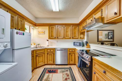 Hike, Bike & Ski: Red River Condo w/ Spa Access, Red River (fotografie 6)