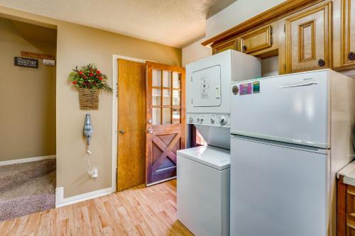Hike, Bike & Ski: Red River Condo w/ Spa Access, Red River (fotografie 7)